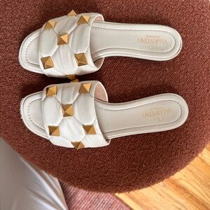 Valentino Garavani Cream Quilted Slide Sandals with Roman Stud